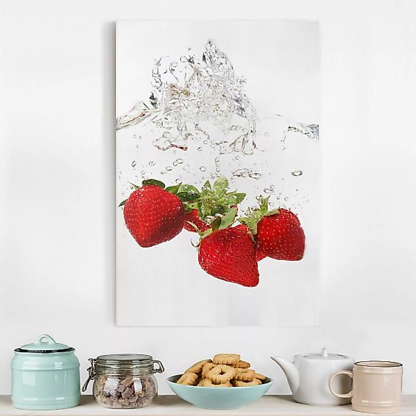 Leinwandbild Küche - Hochformat Strawberry Water günstig online kaufen