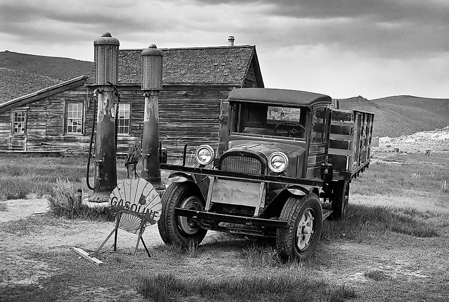 Papermoon Fototapete "Altes Auto Schwarz & Weiß" günstig online kaufen