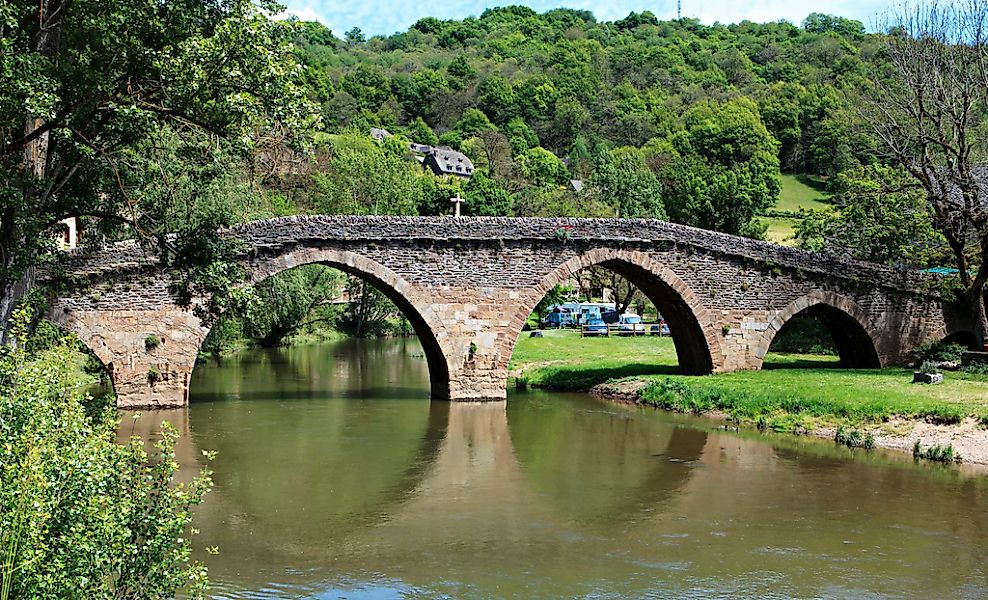 Papermoon Fototapete "STEIN-BRÜCKE-FLUSS DORF WALD BÄUME GEBIRGE STRAND ANT günstig online kaufen