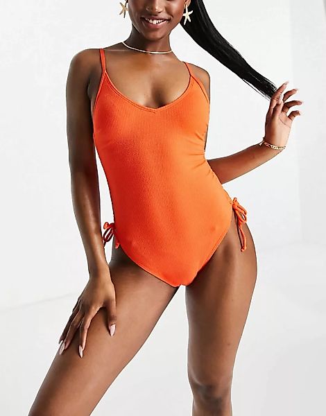 New Look – Badeanzug mit seitlicher Raffung in leuchtendem Orange günstig online kaufen