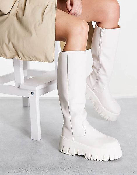 ASOS DESIGN – Cole – Kniehohe Stiefel in gebrochenem Weiß mit dicker Sohle günstig online kaufen