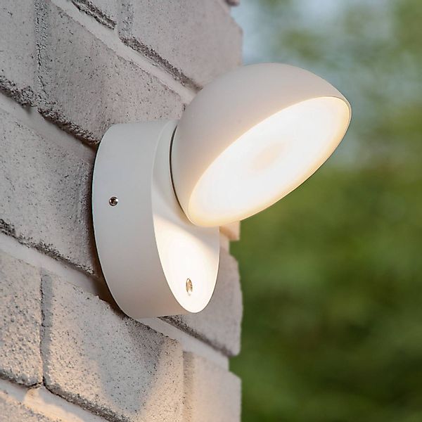 LED-Wandleuchte Finn, weiß, Metall, IP54, Tag/Nacht-Sensor günstig online kaufen