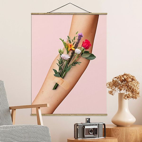 Stoffbild Blumen mit Posterleisten - Hochformat Arm mit Blumen günstig online kaufen