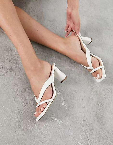 ALDO – Loretta – Sandalen mit Zehenschlaufe und Absatz in Weiß günstig online kaufen