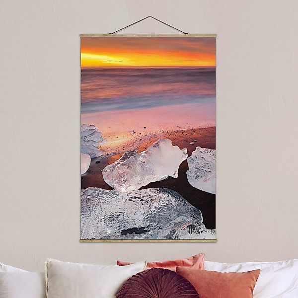 Stoffbild Strand mit Posterleisten - Hochformat Eisbrocken Jökulsárlon Isla günstig online kaufen