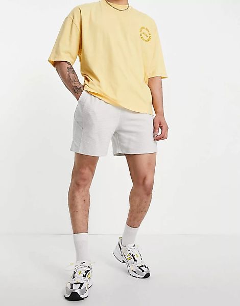 ASOS DESIGN – Gerippte Oversize-Shorts aus Jersey in Grau mit Bahnendesign günstig online kaufen
