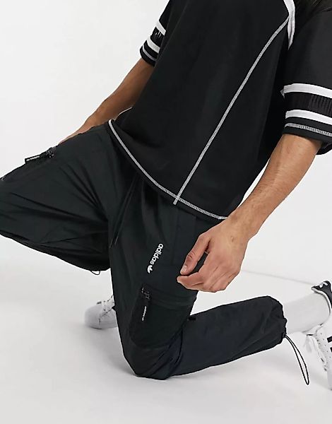 adidas Originals – Adventure – Gewebte Jogginghose mit Tasche in Schwarz günstig online kaufen