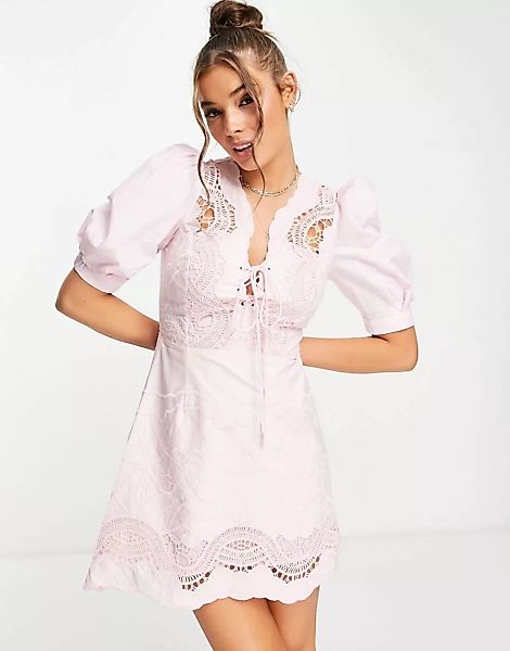 Bardot – Im Zierdeckchendesign besticktes Kleid in Blush mit Puffärmeln und günstig online kaufen