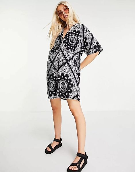 ASOS DESIGN – T-Shirt-Kleid mit Bandanaprint in Schwarz und Weiß-Mehrfarbig günstig online kaufen