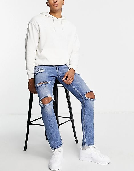 ASOS DESIGN – Schmale Stretch-Jeans mit großen Rissen in verwaschenem Mitte günstig online kaufen