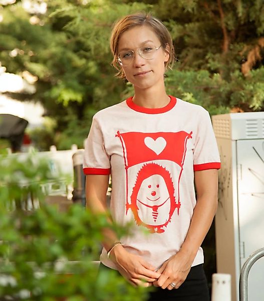 Igel Ingo Mit Fahne Der Liebe - Fair Wear Unisex T-shirt günstig online kaufen