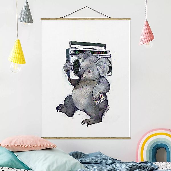 Stoffbild Tiere mit Posterleisten - Hochformat Illustration Koala mit Radio günstig online kaufen