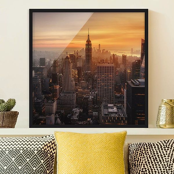 Bild mit Rahmen Architektur & Skyline - Quadrat Manhattan Skyline Abendstim günstig online kaufen