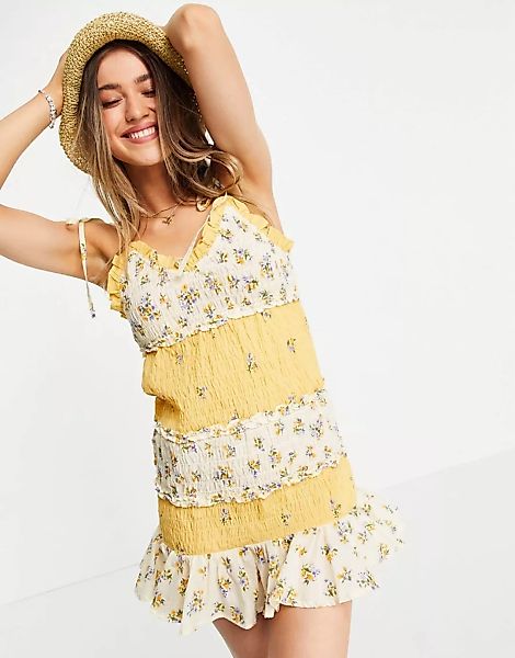 ASOS DESIGN – Gerafftes Mini-Sommerkleid mit Blumenmustermix-Mehrfarbig günstig online kaufen
