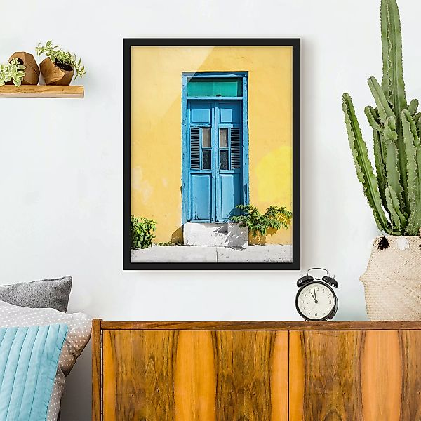 Bild mit Rahmen Architektur & Skyline - Hochformat Bunte Wand blaue Tür günstig online kaufen