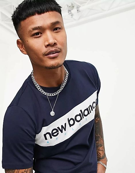 New Balance – T-Shirt in Schwarz mit linearem Logoprint günstig online kaufen