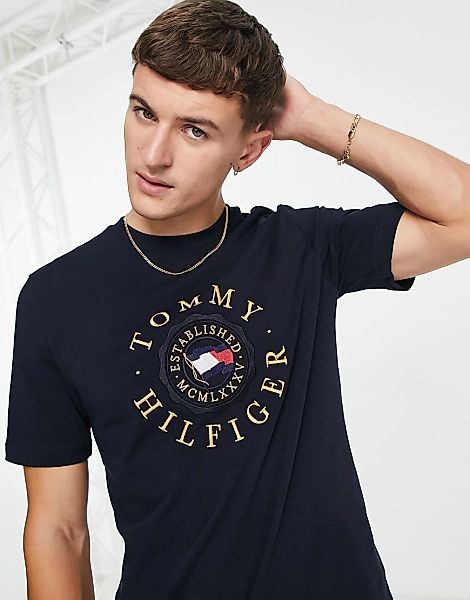 Tommy Hilfiger – Icon – Besticktes T-Shirt in der Farbe Wüstenhimmel mit au günstig online kaufen