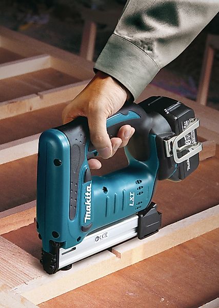 Makita Akku-Tacker DST221Z, 18 V, ohne günstig online kaufen