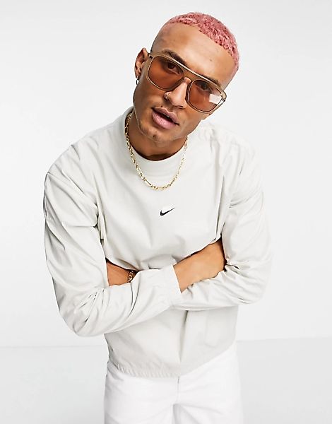 Nike – Premium Utility – Kastiges Sweatshirt aus Webstoff in Stein-Neutral günstig online kaufen