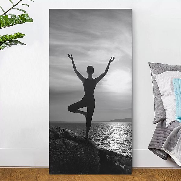 Leinwandbild Sonnenuntergang - Hochformat Yoga schwarz weiss günstig online kaufen