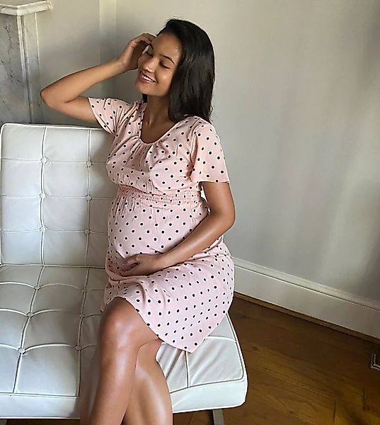 New Look Maternity – Gepunktetes Kleid mit geraffter Taille in Blassrosa-Me günstig online kaufen