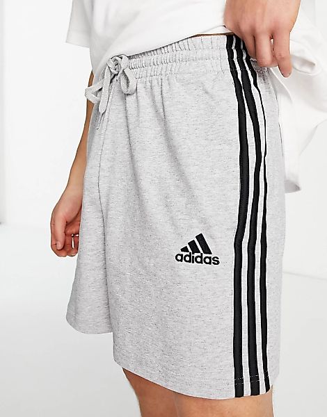 adidas – Performance Essential – Shorts in Grau mit 3 Streifen günstig online kaufen