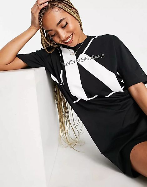 Calvin Klein – T-Shirt-Kleid in Schwarz und Oversize mit großem Logo vorne günstig online kaufen