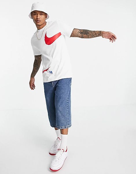 Nike – T-Shirt in Weiß mit rotem Swoosh-Logo günstig online kaufen