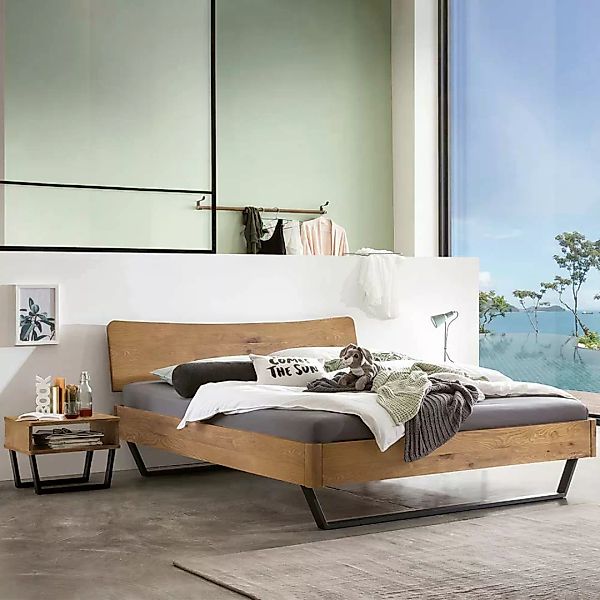 Niedriges Doppelbett aus Wildeiche Massivholz Metall Bügelgestell günstig online kaufen