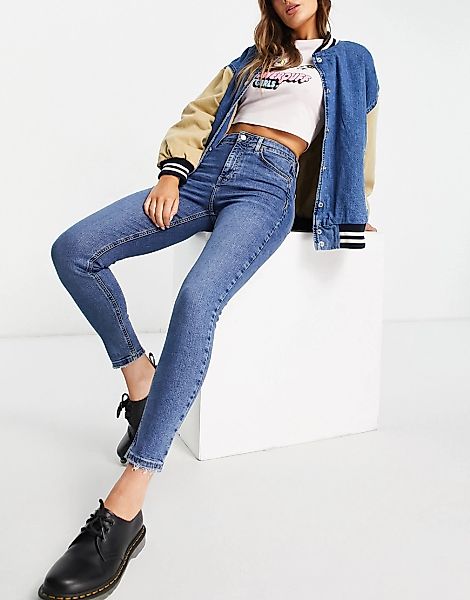 Topshop – Jamie – Jeans in Mittelblau mit verschlissenem Saum günstig online kaufen