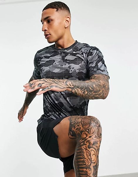 Nike Training – Camo – T-Shirt in Schwarz mit durchgehendem Military-Muster günstig online kaufen