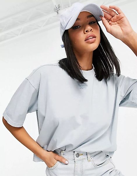 Reebok – Kurzes T-Shirt in natürlich gefärbtem Meteor-Grau mit mittigem Log günstig online kaufen