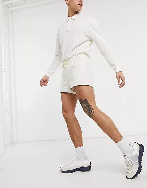 ASOS DESIGN – Eng geschnittene Chino-Shorts mit kurzem Schnitt in gebrochen günstig online kaufen