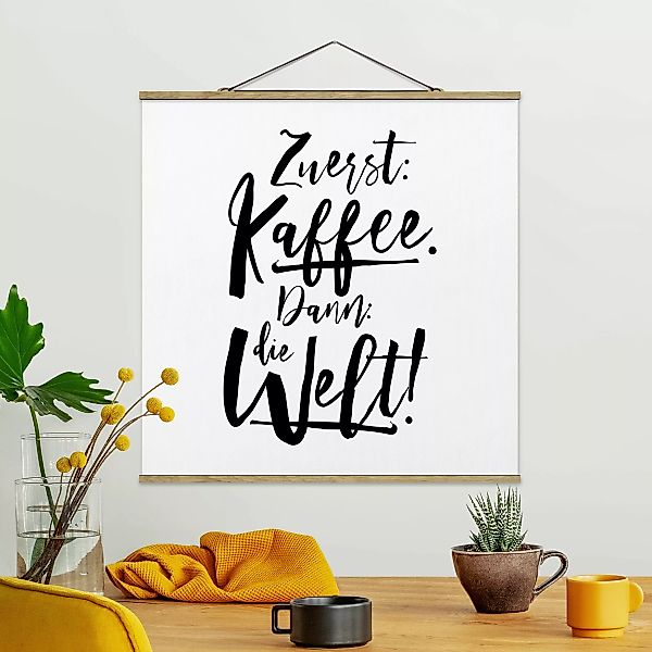 Stoffbild Spruch mit Posterleisten - Quadrat Zuerst Kaffee dann die Welt günstig online kaufen