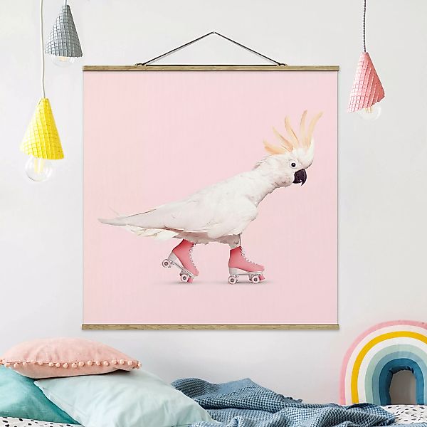Stoffbild Tiere mit Posterleisten - Quadrat Kakadu mit Rollschuhen günstig online kaufen