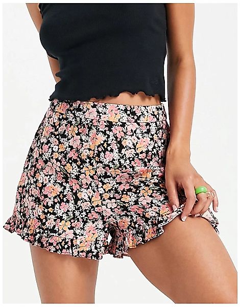 New Look – Shorts mit Rüschensaum und Blumenmuster-Schwarz günstig online kaufen