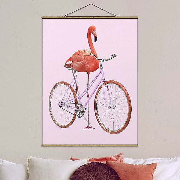 Stoffbild Tiere mit Posterleisten - Hochformat Flamingo mit Fahrrad günstig online kaufen