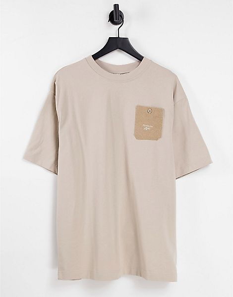 Reebok – T-Shirt in Beige mit Brusttasche-Neutral günstig online kaufen