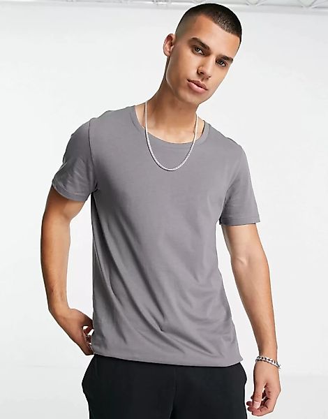 ASOS DESIGN – T-Shirt aus Bio-Baumwolle in verwaschenem Schwarz mit U-Aussc günstig online kaufen