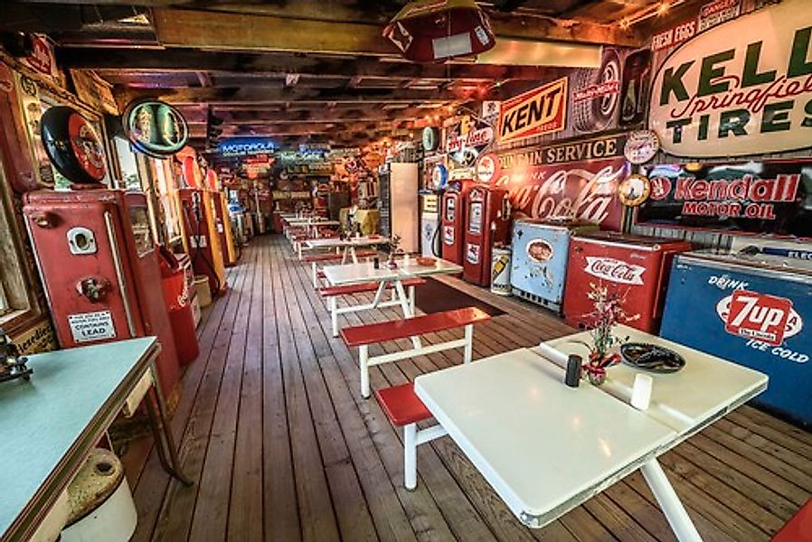 Papermoon Fototapete »BOBS BENZIN GASSE-ROUTE 66 VINTAGE RETRO TANKSTELLE X günstig online kaufen