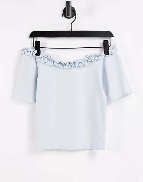 Pieces – Schulterfreies T-Shirt mit Rüschenausschnitt in Pastellblau günstig online kaufen