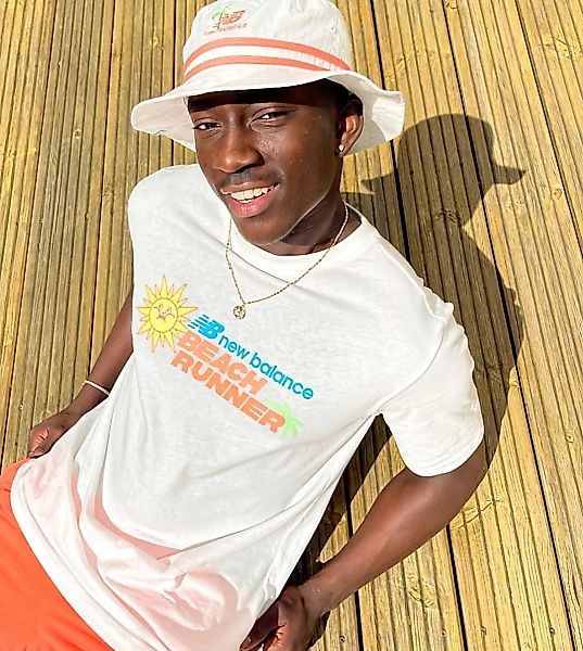 New Balance – T-Shirt in gebrochenem Weiß mit „Beach Runner“-Print, exklusi günstig online kaufen