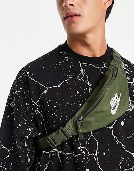 Nike – Heritage – Gürteltasche in Khaki mit schillerndem Logo-Grün günstig online kaufen