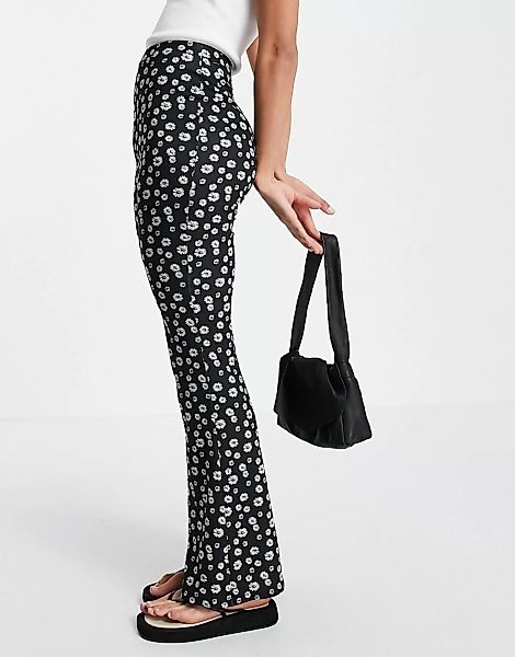 ASOS DESIGN – Ausgestellte Hose mit Blümchenmuster auf schwarzem Untergrund günstig online kaufen