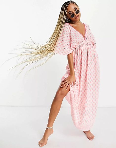 South Beach – Strandkleid mit ausgestellten Ärmeln in Weiß und Rosa günstig online kaufen