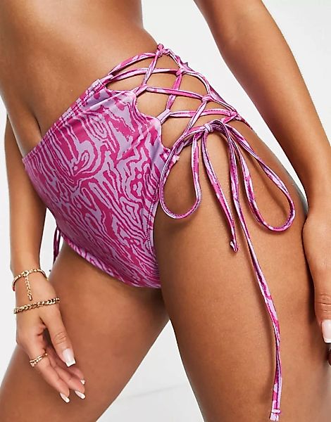Unique 21 – Bikinihöschen in Lila mit Wirbelprint-Violett günstig online kaufen