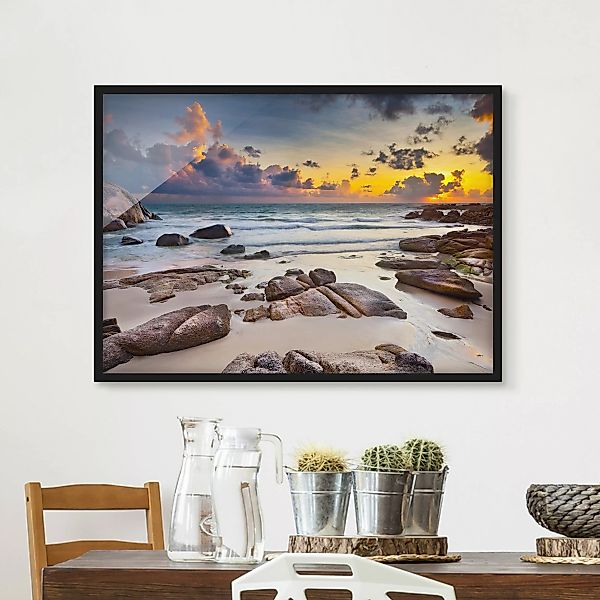 Bild mit Rahmen Natur & Landschaft - Querformat Strand Sonnenaufgang in Tha günstig online kaufen