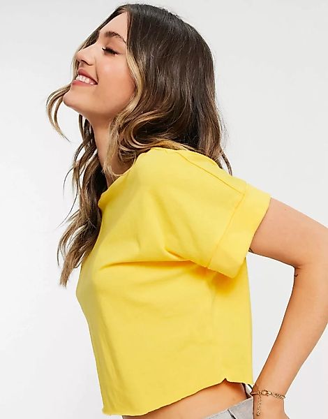 ASOS DESIGN – Kurzes T-Shirt mit Rollärmeln in Gelb günstig online kaufen