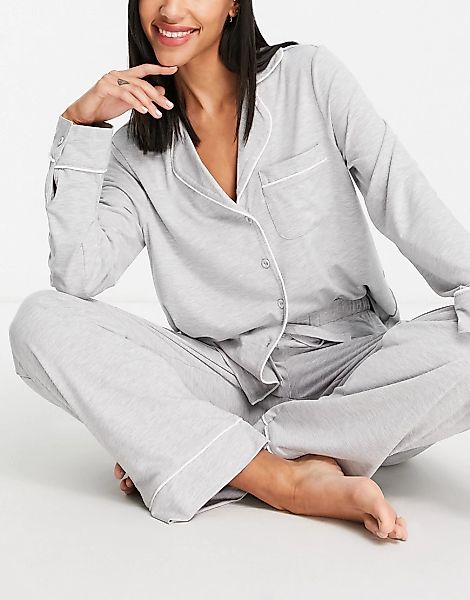ASOS DESIGN – Pyjama aus langärmligem Hemd und Hose in Grau mit kontrastier günstig online kaufen