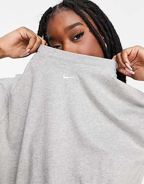 Nike – Oversize-T-Shirt in Grau mit kleinem Swoosh-Logo günstig online kaufen